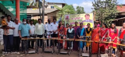 Read more about the article वेंगुर्ले कॅम्प येथील १० महिलांना मोफत शिलाई मशीनचे वाटप