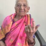 🛑झाराप येथील लीलावती हरमलकर आजींनी मतदान केंद्रावर चालत जाऊन केले मतदान.