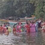 🛑अवैध वाळू उपशाविरोधात तळाशील वासियांचे आंदोलन सुरूच आता संतप्त महिलांचा खाडीत जलप्रवेश..