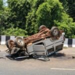 🛑मुंबई-गोवा महामार्गावर पणदुर येथे बोलेरो गाडीचा ताबा सुटल्याने अबघात दोघे जण जखमी..