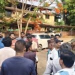 🛑सलूनमध्ये काम करणाऱ्या परप्रांतीय युवकांकडून अल्पवयीन युवतींची छेडछाड;नागरिकांनी दिला चोप..