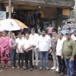 🛑विशाल परब यांच्या पुढाकाराने सावंतवाडीत छोट्या व्यापाऱ्यांना व्यवसाय करण्यासाठी छत्री वाटप..
