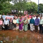 🛑मिठबाव येथे लोकसहभागातून वनराई बंधारा; जिल्हाधिकारी तृप्ती धोडमिसे यांचे ग्रामस्थांसोबत श्रमदान.